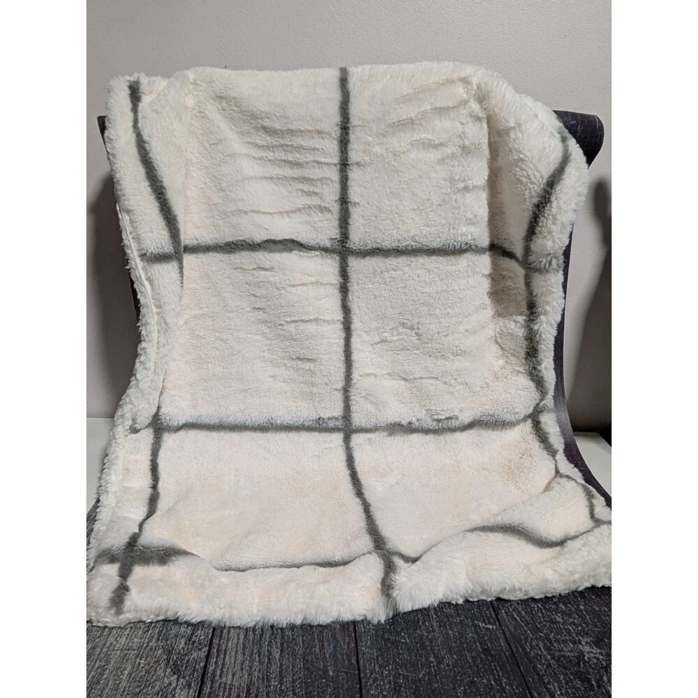 Set Of 2 UGG Koolaburra Gray White Plaid Pillow Cases Faux Shearling Zip 27